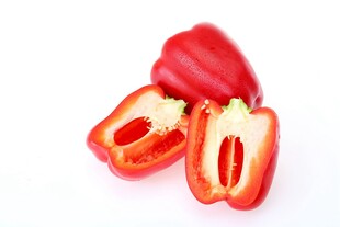 鲜红甜椒切片特写