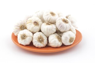 一盘新鲜大蒜