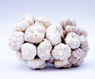 一堆新鲜大蒜