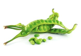 新鲜翠绿的剥开的扁豆角