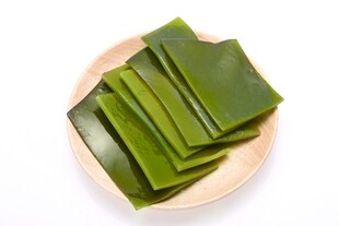 木盘上的鲜绿海带片