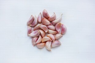 一堆蒜瓣特写