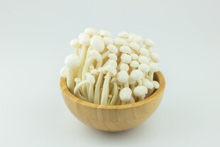 木碗中的新鲜白玉菇