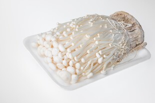 新鲜金针菇摆放在盘中
