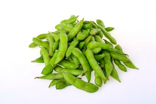 新鲜翠绿毛豆堆成小山