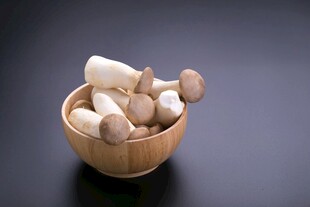 木碗中的新鲜蘑菇