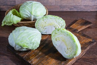 木桌上的新鲜卷心菜