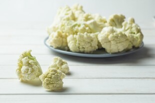 白色花椰菜摆放在盘中