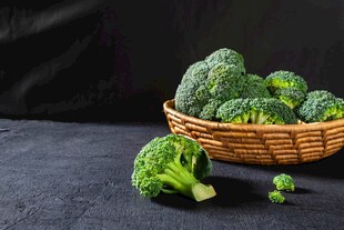 篮子里的新鲜西兰花