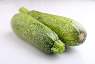 新鲜西葫芦两根