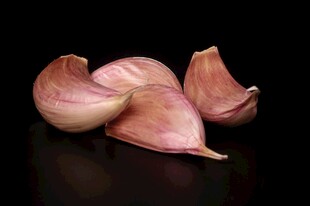 剥开的蒜瓣特写