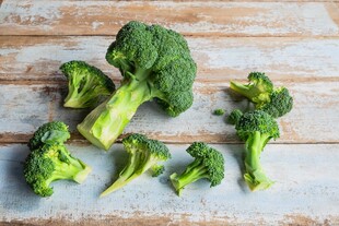 新鲜西兰花摆放在木桌上