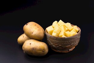 新鲜土豆与土豆块展示