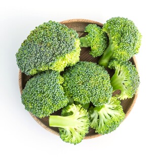 木盘里的新鲜西兰花