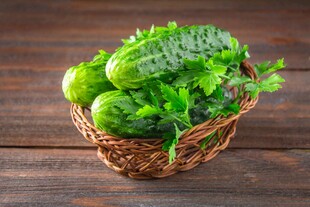 木桌上篮子里的新鲜黄瓜