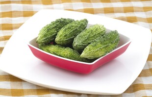 红色方碗中的新鲜蔬菜