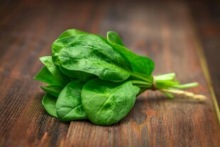 新鲜菠菜置于木质桌面上