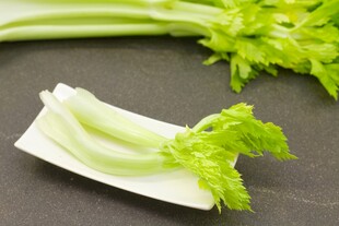 新鲜芹菜切段摆于盘中