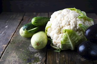 木桌上的多样新鲜蔬菜