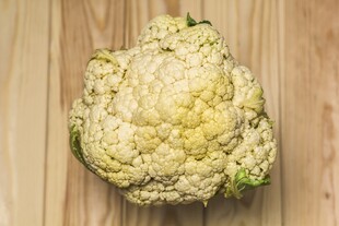 新鲜花椰菜置于木桌上