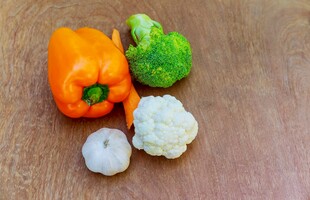 多彩新鲜蔬菜摆放在木桌