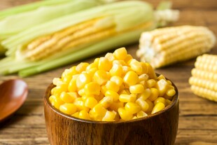木碗中的鲜嫩甜玉米粒