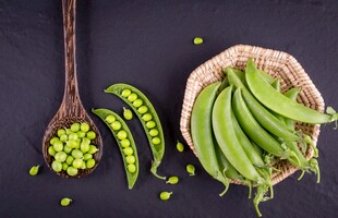 新鲜青豌豆与豆荚展示