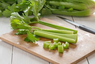 案板上的新鲜芹菜切段