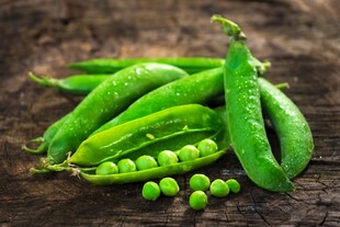 新鲜青豌豆摆放在木头上