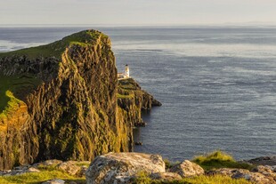 海岸边的嶙峋岩石与大海