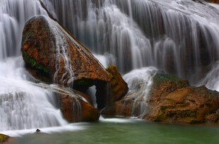 山间瀑布与嶙峋岩石景观