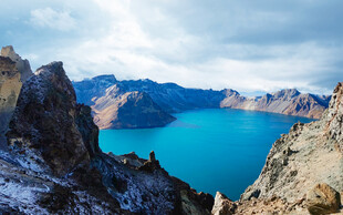 高山间的澄澈蓝湖美景