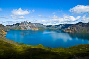 壮丽高山湖泊美景