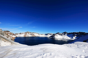 雪山环绕的静谧蓝色湖泊