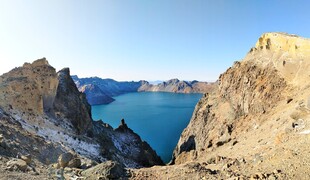壮丽火山湖景观