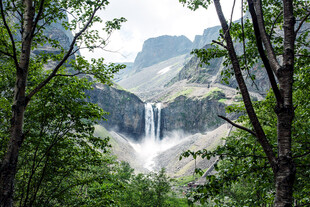 林间瀑布自然山水美景