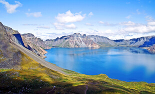 高山蓝湖壮丽自然景观