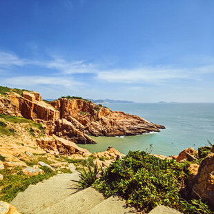 海边壮美岩石与蔚蓝海景