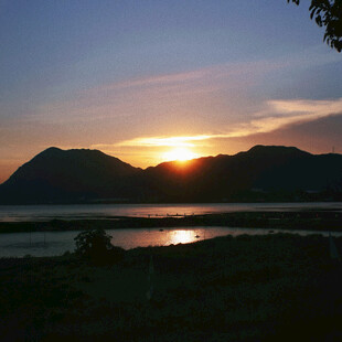 夕阳下的山水美景