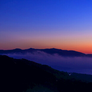 山间晨雾中的绚丽日出