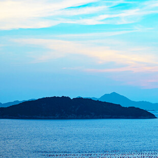 海上岛屿与绚丽天空景色