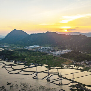 夕阳下的梯田与远山美景
