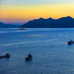 海上渔船伴日落美景