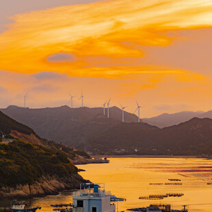 夕阳下的山海风车美景