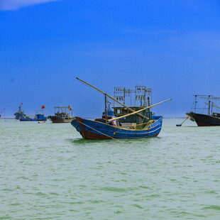 海上渔船风景画面