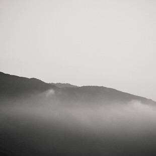 山间薄雾缭绕的朦胧景致