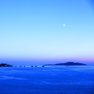 月夜下的静谧蓝色海面