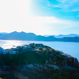 海边山峦美景
