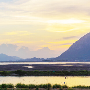 湖畔黄昏山色美景