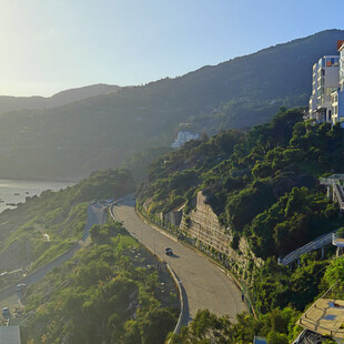 山间蜿蜒公路与葱郁景致